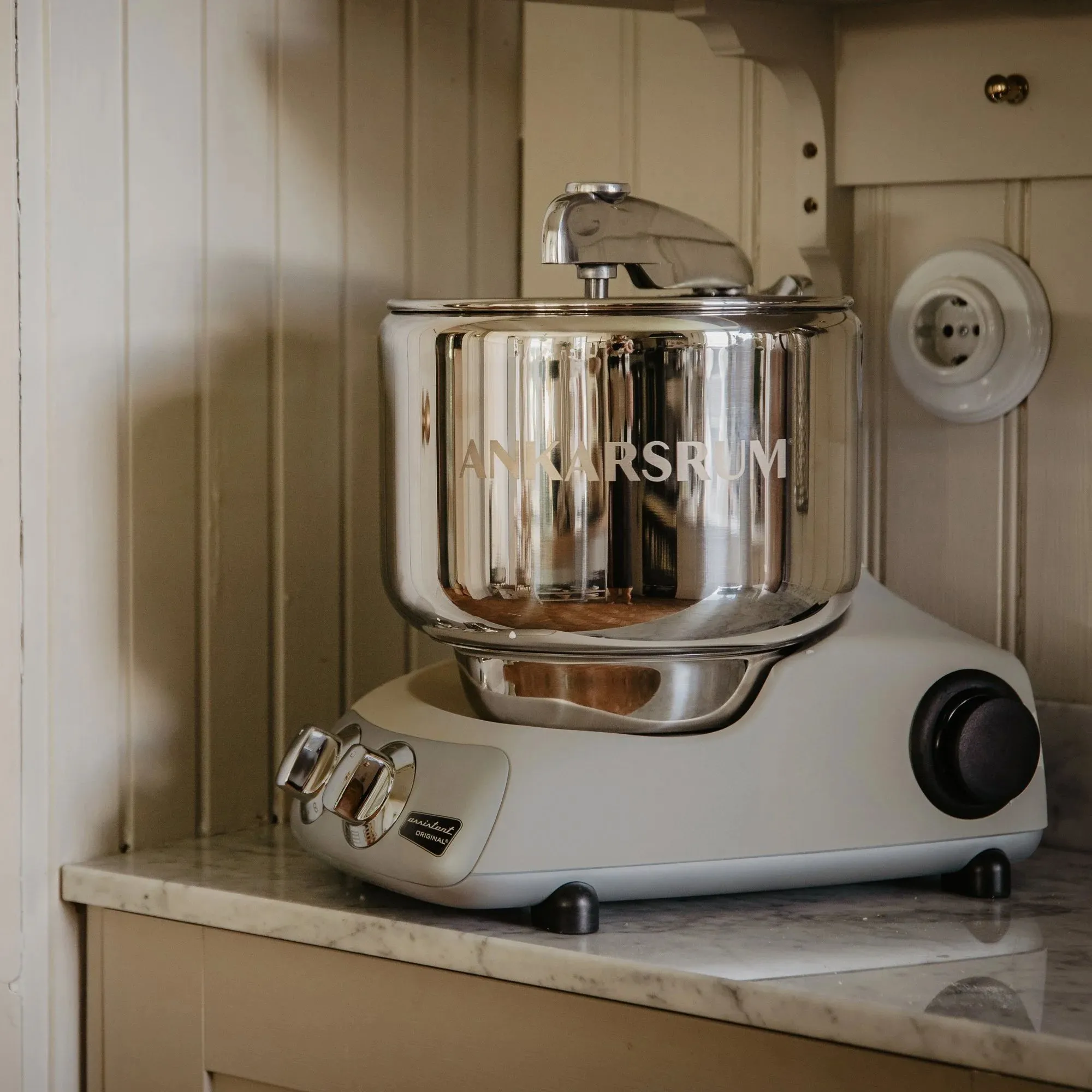 Assistent AKM 6230 røremaskine + komplet kødhakker, harmony beige, produktbillede 4 af 4, Røremaskiner hos HomeNordic