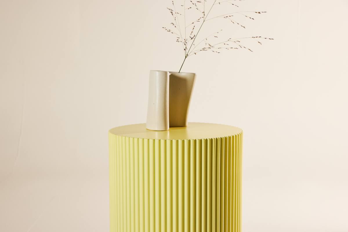 Luups - Sidebord/blomstersøjle i lysegul MDF, diameter 30,5 cm., produktbillede 3 af 5, Moderne designs hos HomeNordic