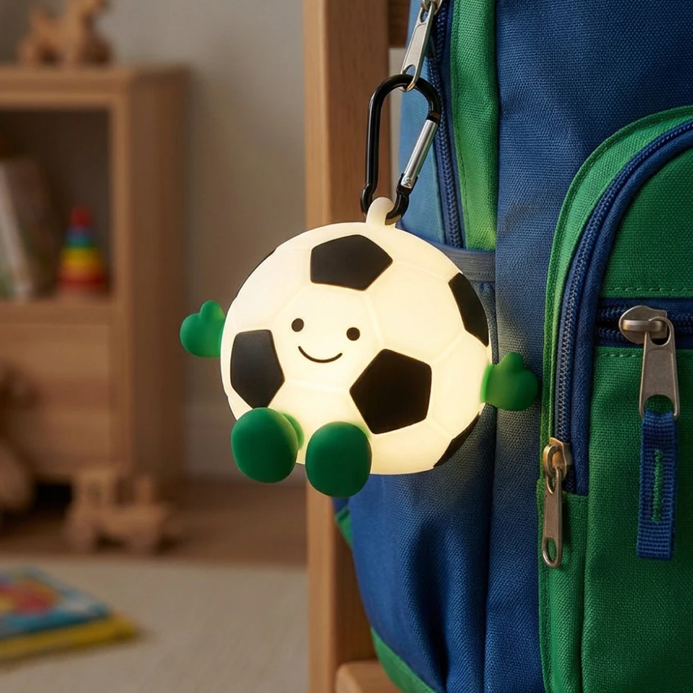 MOCHI Fodbold natlampe i blød silikone, Lys til børneværelset hos HomeNordic