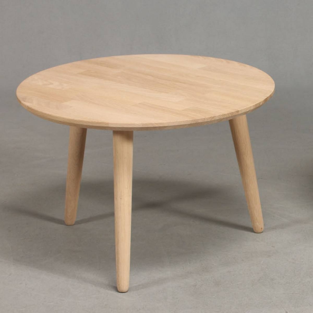 CT 10 - Sofabord i massiv eg og diameter 50 cm, produktbillede 2 af 8, Nordisk design hos HomeNordic