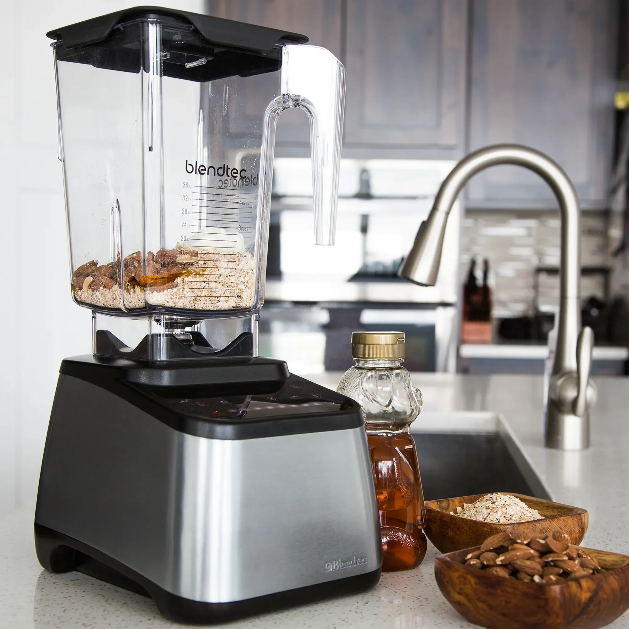 Blendtec Designer 650 blender, børstet stål, produktbillede 2 af 2, Blendere hos HomeNordic