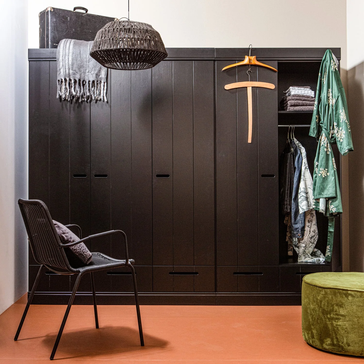 WOOOD - Connect 3-Dørs Skab Skuffer Skydedøre Sort FSC 195x140x53 cm, produktbillede 2 af 8, Garderobeskabe hos HomeNordic