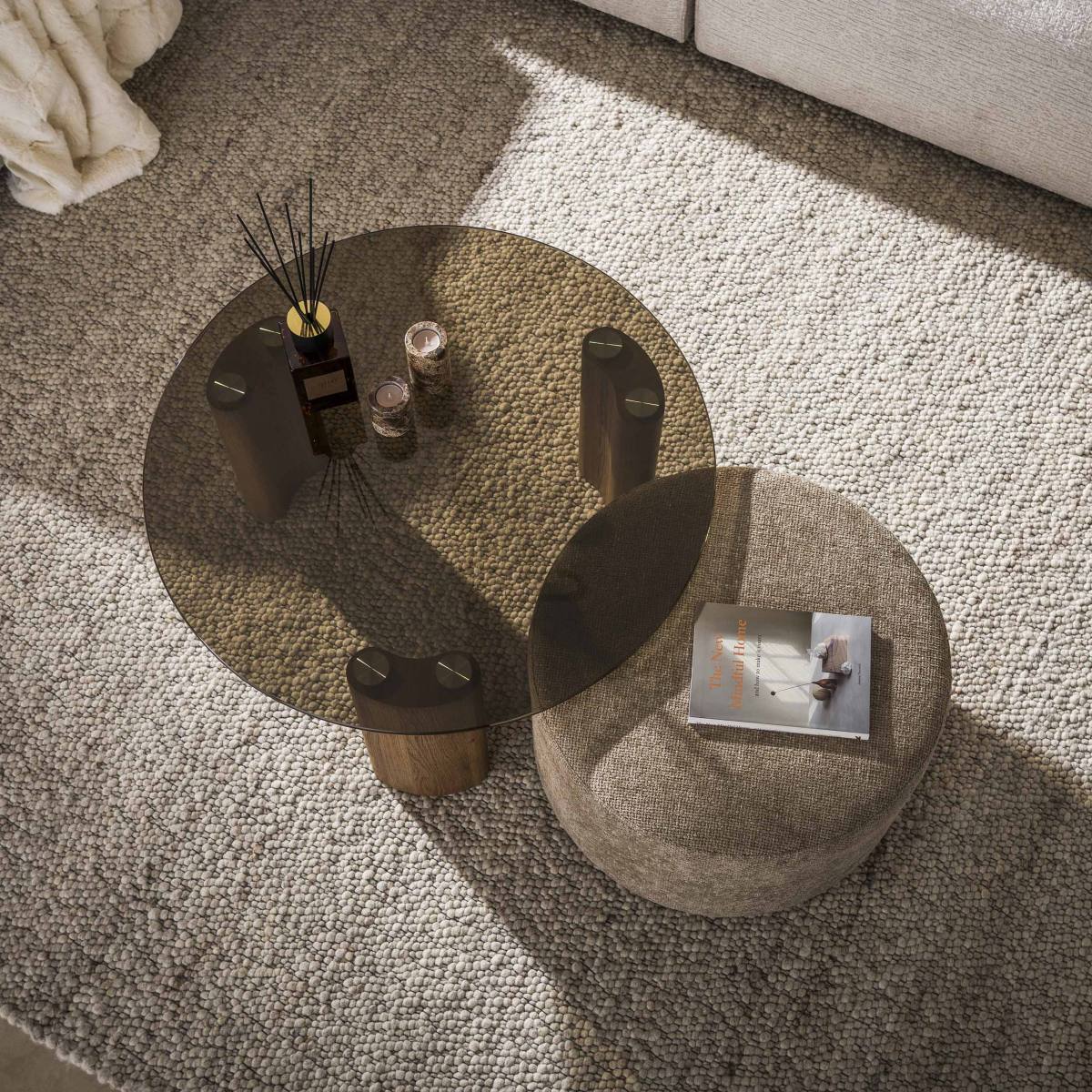 Vaso - Sofabord med glastop samt puf i sandfarvet stof, produktbillede 3 af 5, Moderne designs hos HomeNordic