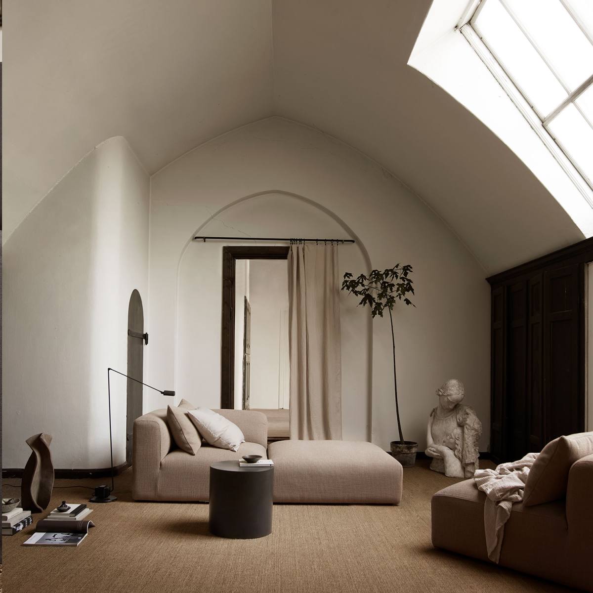 TINE K HOME RUNDT BORD METAL PHANTOM, produktbillede 2 af 3, Sideborde hos HomeNordic