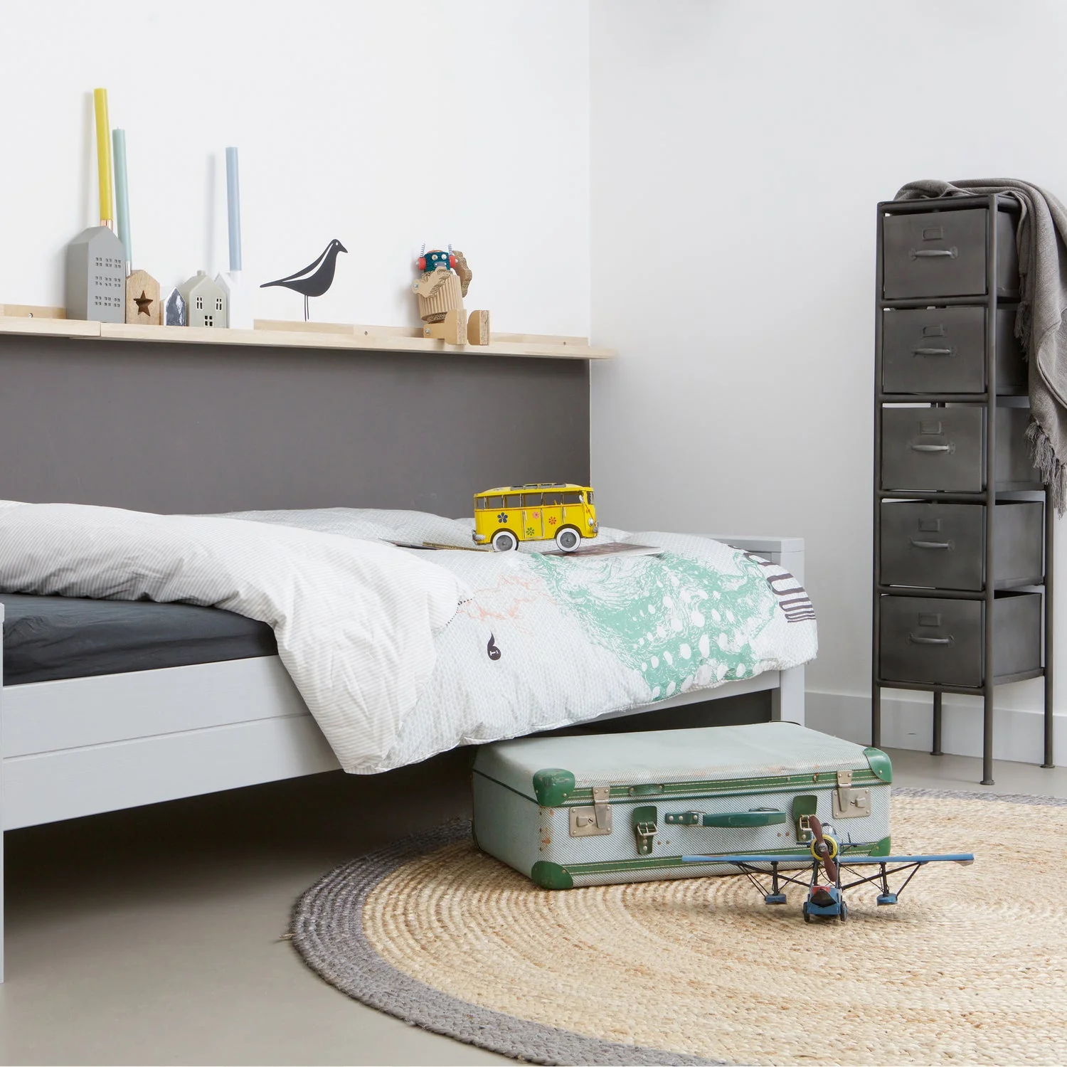 WOOOD - Dennis Seng 90x200 Fyrretræ Betongrå FSC 53x219x95 cm, produktbillede 2 af 6, Senge hos HomeNordic
