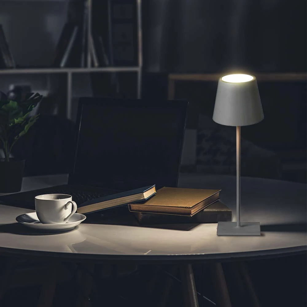 3W genopladelig LED bordlampe, touch dæmpbar, Bordlamper hos HomeNordic