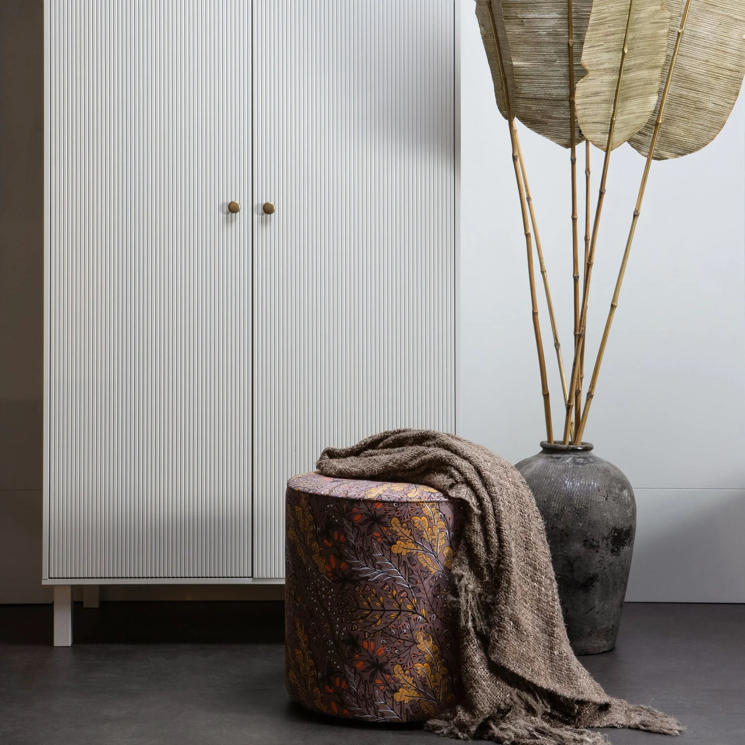 WOOOD - Madu Garderobeskab Fyr Cloud Grey FSC, produktbillede 2 af 10, Garderobeskabe hos HomeNordic