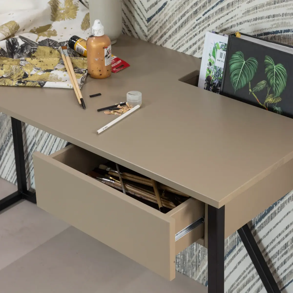 WOOOD - New Julius Skrivebord i FSC Fyr, produktbillede 3 af 16, Skriveborde hos HomeNordic