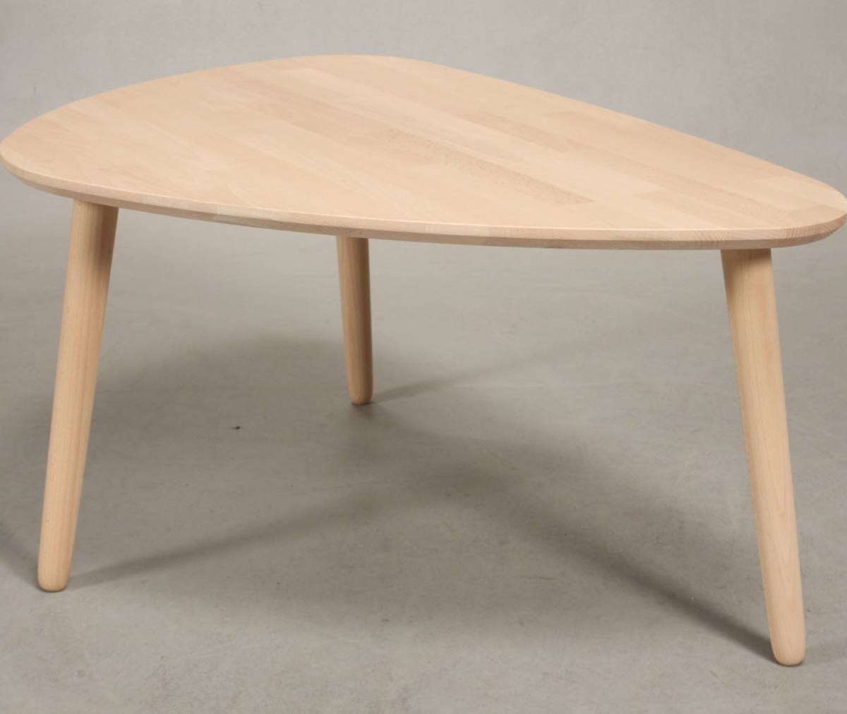CT 10 - Sofabord i massiv bøg med organisk trekantet form og størrelse, Nordisk design hos HomeNordic