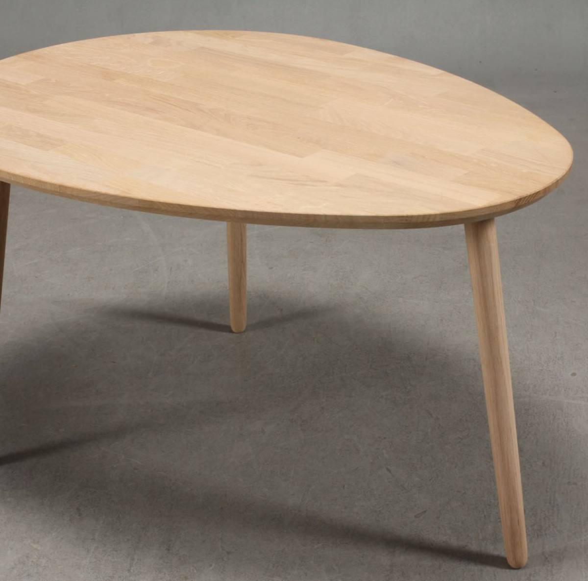 CT 10 - Sofabord i massiv eg med dråbeform og størrelse 74 x 55 cm, produktbillede 2 af 24, Nordisk design hos HomeNordic