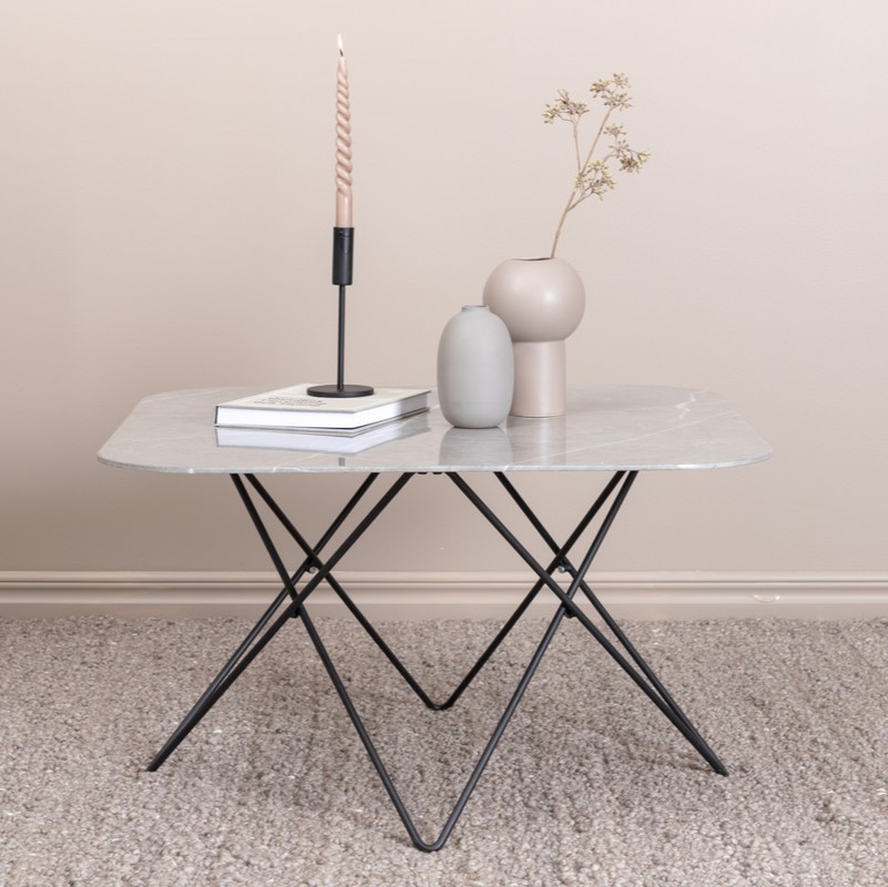 Tubas- Sofabord i grå marmor glas og sort metal, 80 x 80 cm, Moderne designs hos HomeNordic