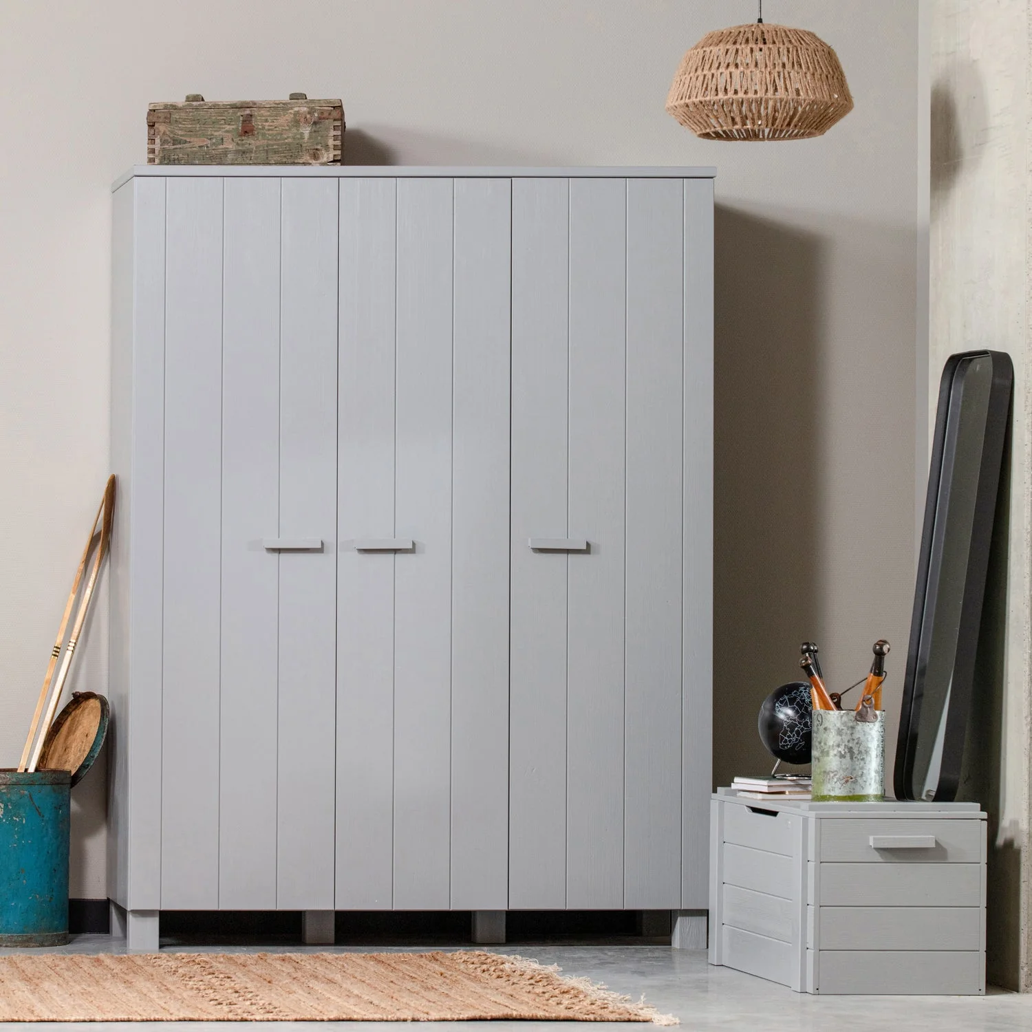 WOOOD - Dennis 3-Dørs Garderobeskab Fyrretræ Betongrå FSC 202x158x55 cm, produktbillede 2 af 6, Garderobeskabe hos HomeNordic