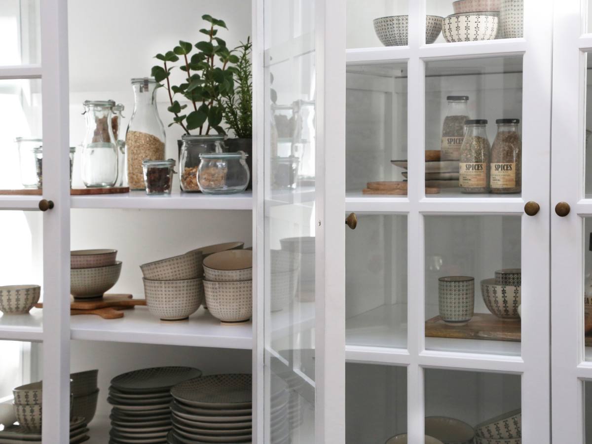 CHIC ANTIQUE MARSEILLE VITRINESKAB M/8 LÅGER HVID, produktbillede 4 af 15, Vitrineskabe hos HomeNordic