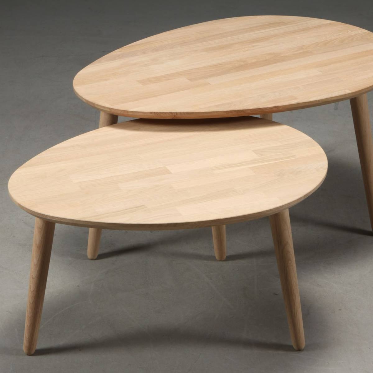 CT 10 - Sofabord i massiv eg med dråbeform og størrelse 89 x 66 cm, produktbillede 4 af 24, Nordisk design hos HomeNordic