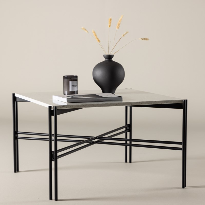 Rizoli - Sofabord i sort metal og top i terrazzo, Moderne designs hos HomeNordic