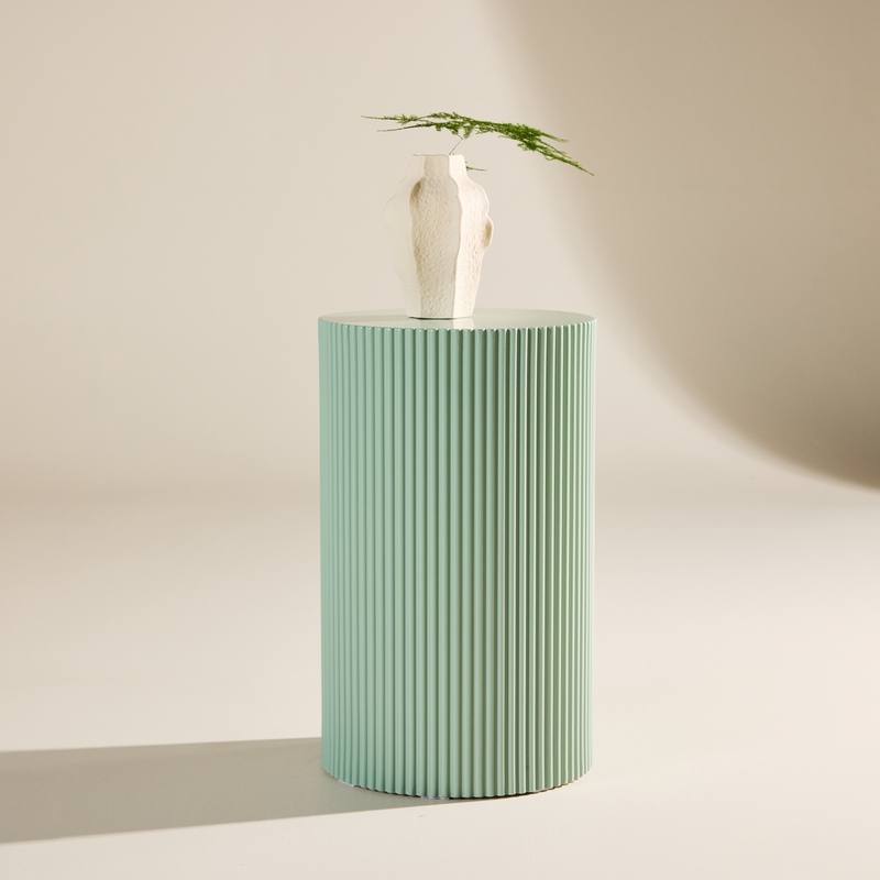 Luups - Sidebord/blomstersøjle i lysegrøn MDF, diameter 30,5 cm., Moderne designs hos HomeNordic