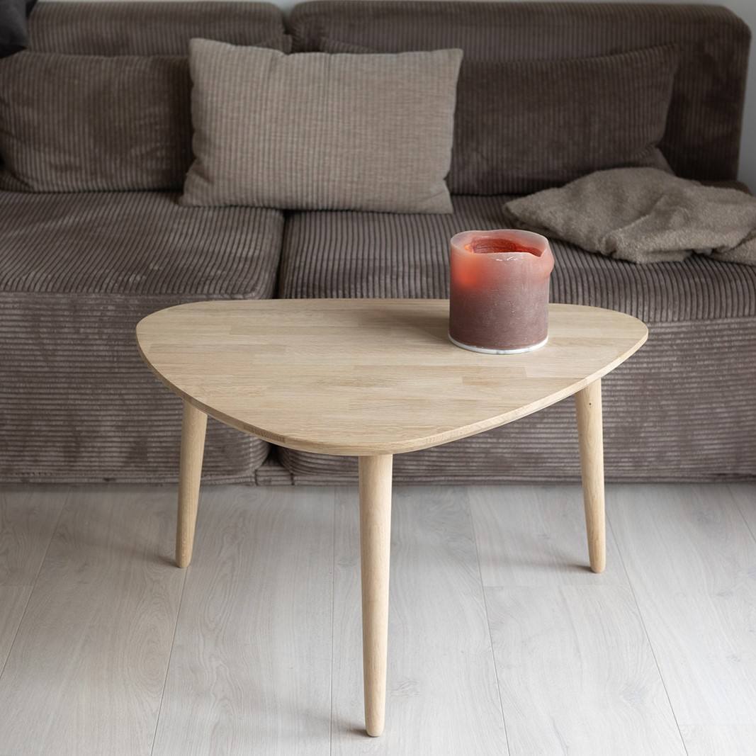 CT 10 - Sofabord i massiv eg med organisk trekantet form i størrelsen, Nordisk design hos HomeNordic