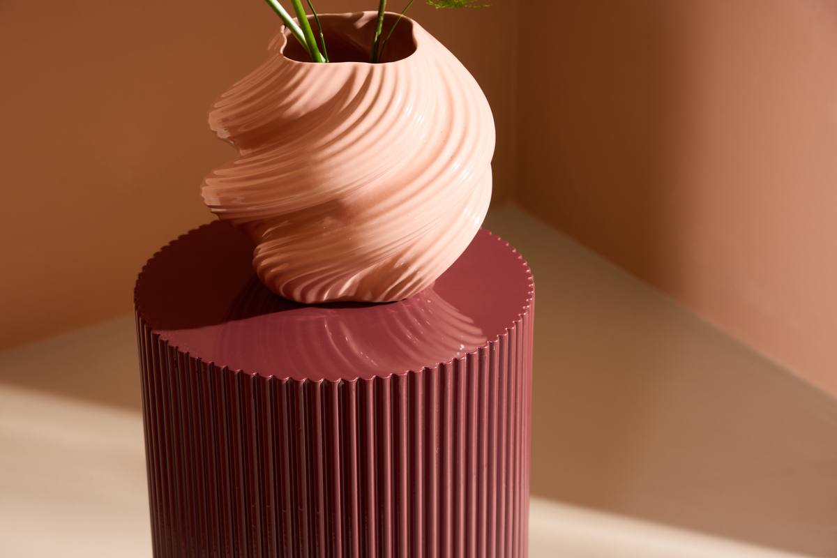 Luups - Sidebord/blomstersøjle i vinrød MDF, diameter 30,5 cm., produktbillede 5 af 5, Moderne designs hos HomeNordic