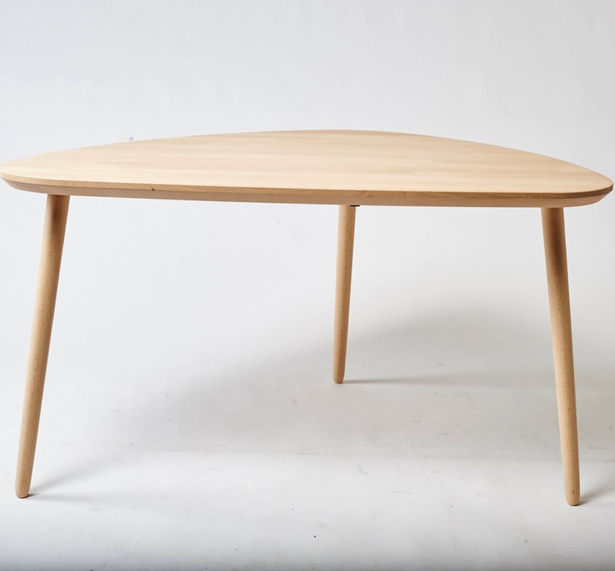 CT 10 - Sofabord i massiv bøg med organisk trekantet form og størrelse, produktbillede 4 af 7, Nordisk design hos HomeNordic