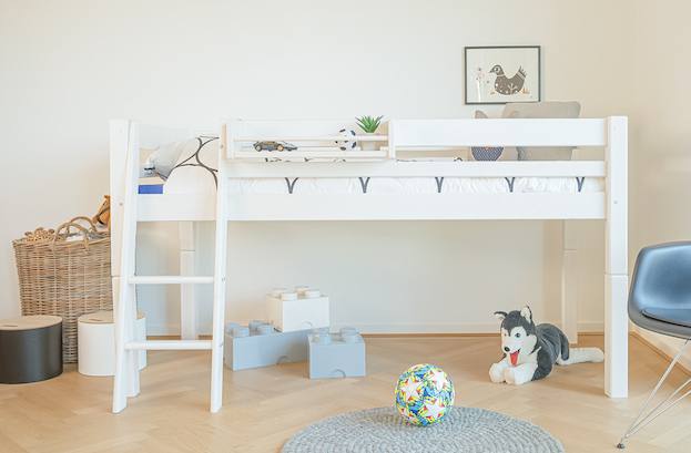 Halvhøj junior seng 70 x 160 cm, hvid, skrå stige, 25 års garanti, Senge hos HomeNordic