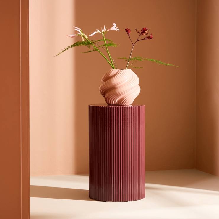 Luups - Sidebord/blomstersøjle i vinrød MDF, diameter 30,5 cm., Moderne designs hos HomeNordic