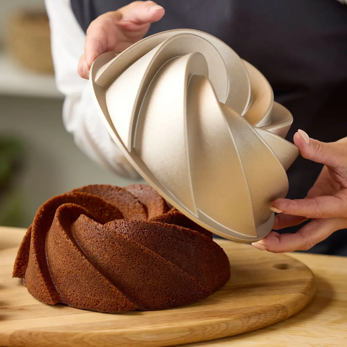 Blomsterbergs Swirl kageform 24 cm, rosaguld, produktbillede 3 af 4, Kageforme hos HomeNordic