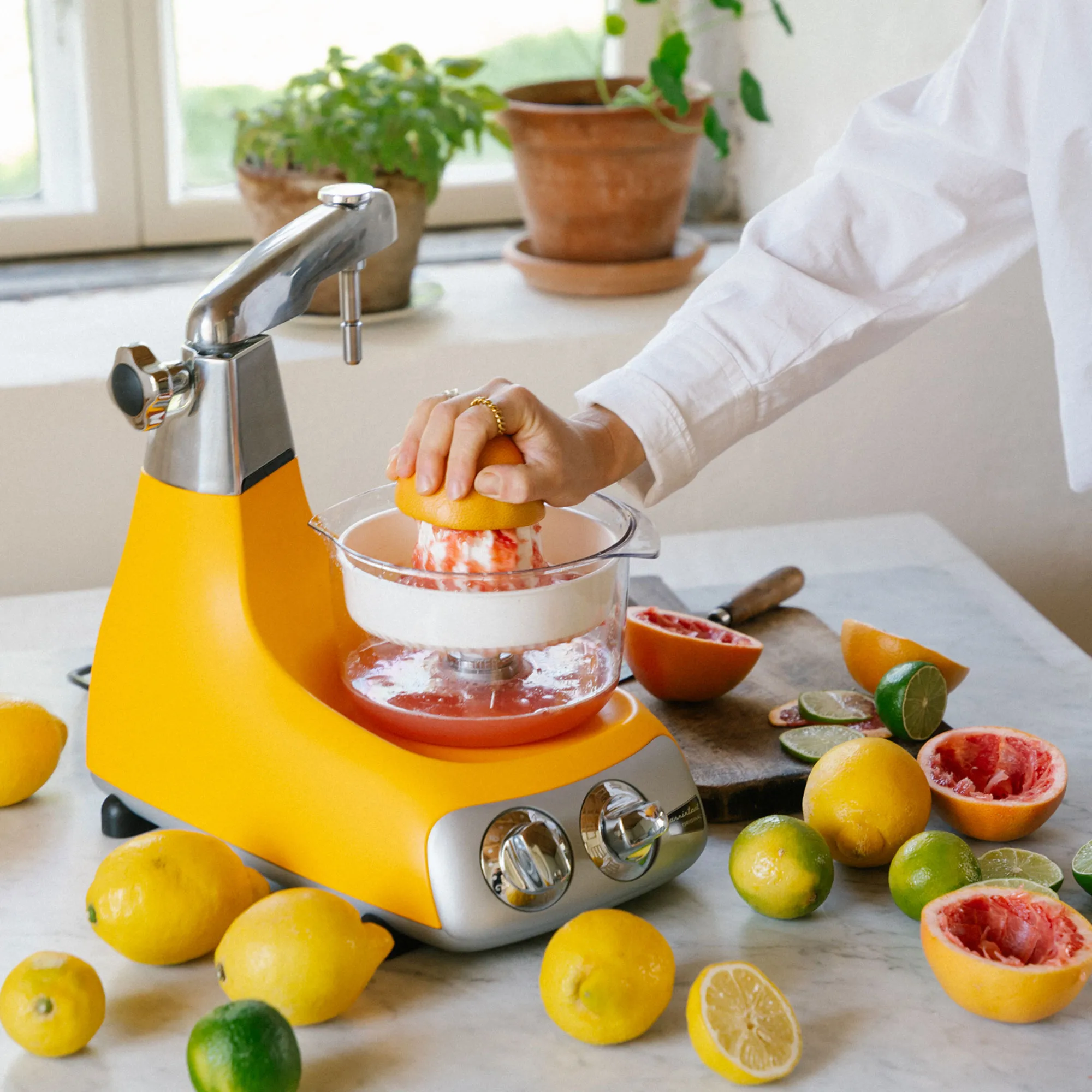 Assistent AKM6230 + mixerkande & citruspresser, sunbeam yellow, produktbillede 4 af 5, Røremaskiner hos HomeNordic
