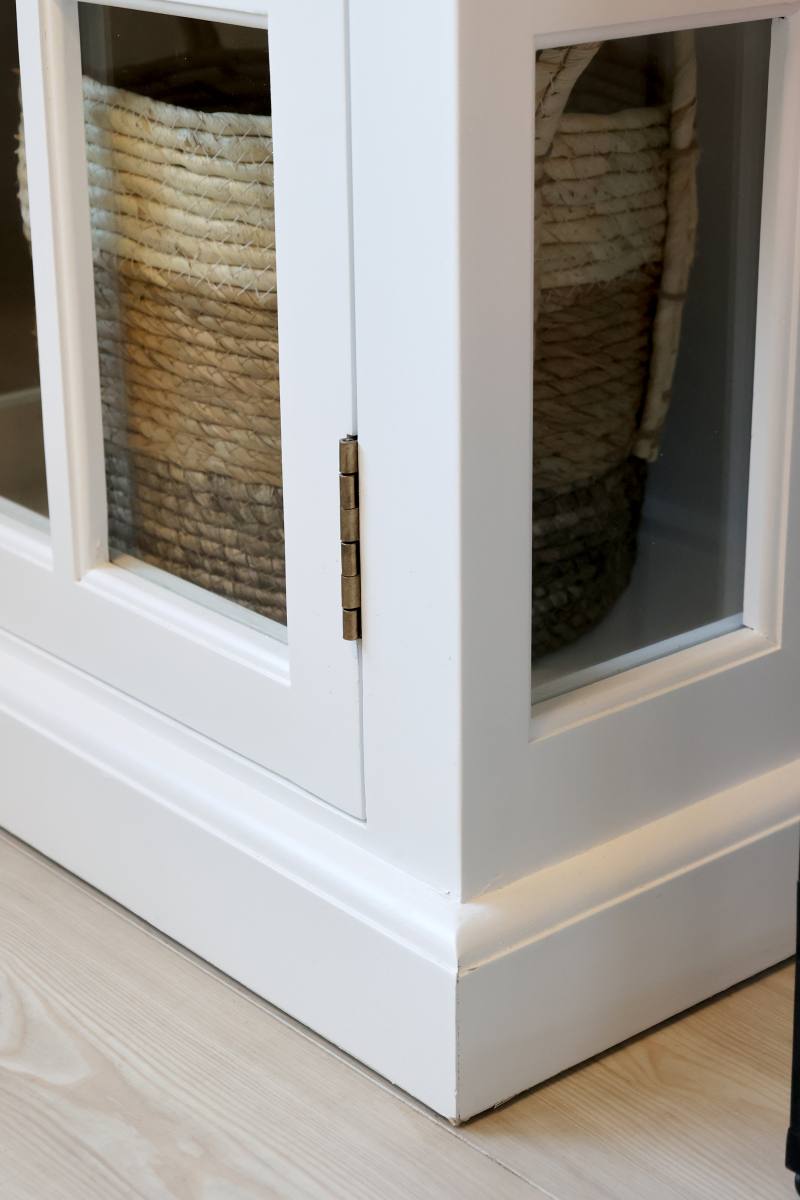 CHIC ANTIQUE MARSEILLE VITRINE/SKÆNK MED 4 LÅGER/4 SKUFFER HVID, produktbillede 5 af 6, Vitrineskabe hos HomeNordic