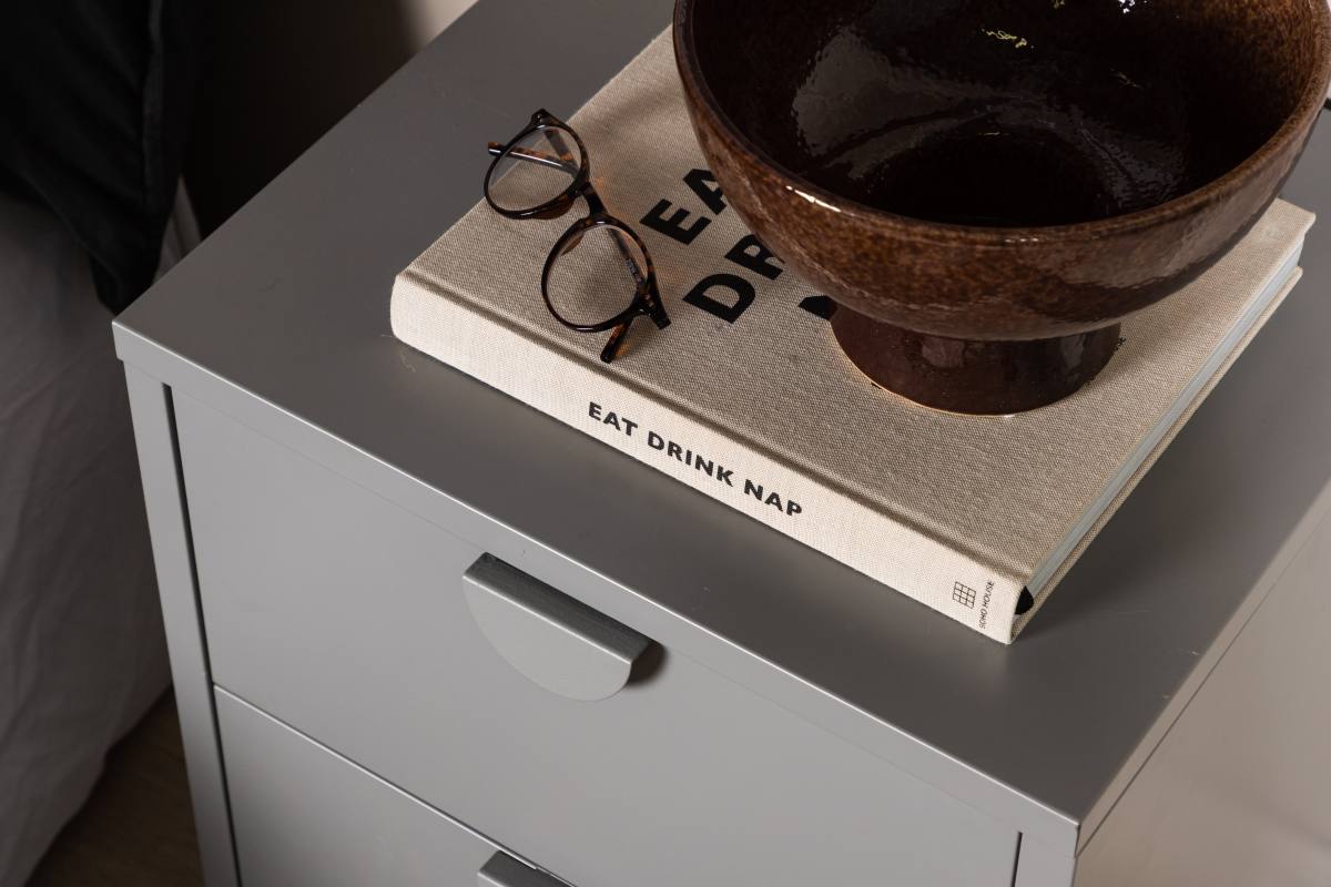 VENTURE DESIGN Piring sengebord, m. 2 skuffer, produktbillede 12 af 14, Sengeborde hos HomeNordic