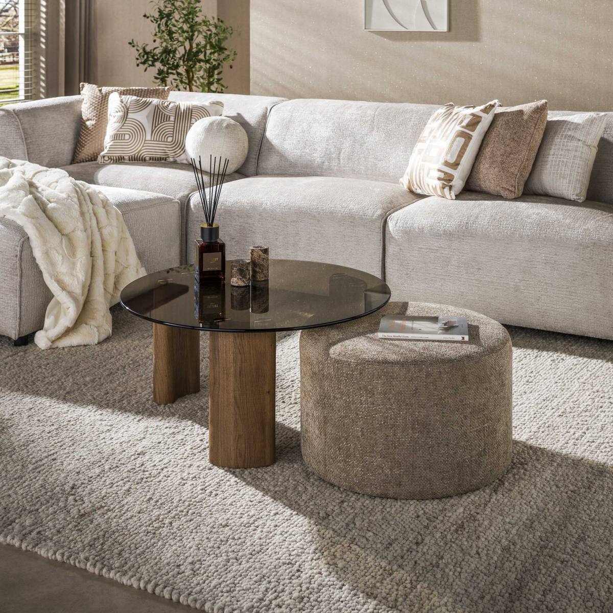 Vaso - Sofabord med glastop samt puf i sandfarvet stof, Moderne designs hos HomeNordic