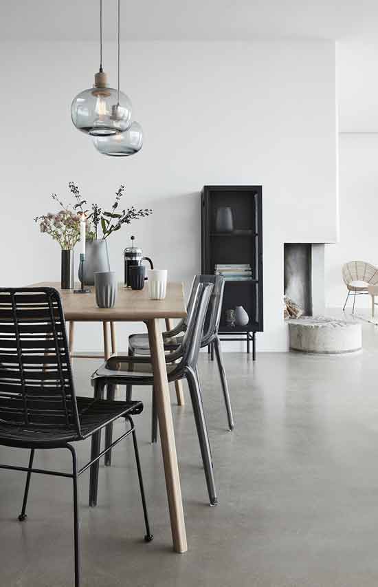 HÜBSCH EDGE SINGLE METALSKAB M/TRÅDNET SMALL SORT, produktbillede 3 af 3, Vitrineskabe hos HomeNordic