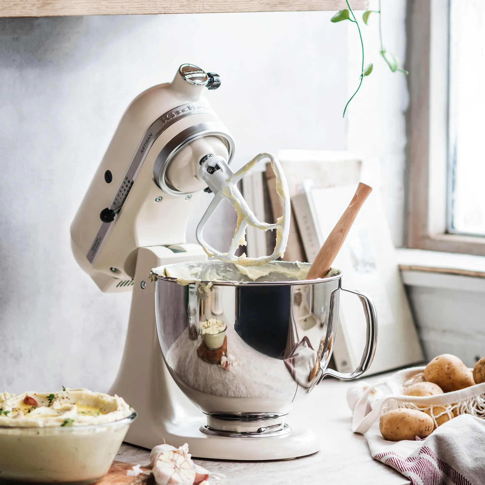 Kitchenaid Artisan 5KSM125EFL røremaskine 4,8 liter, Fresh Linen, produktbillede 3 af 4, Røremaskiner hos HomeNordic