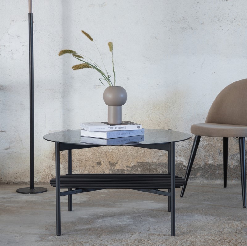 Bodia - Sofabord i røgfarvet glas og sort metal, Moderne designs hos HomeNordic