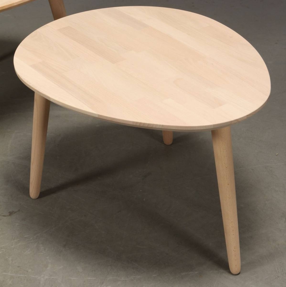 CT 10 - Sofabord i massiv bøg med dråbeform og størrelse 89 x 66 cm, produktbillede 2 af 6, Nordisk design hos HomeNordic