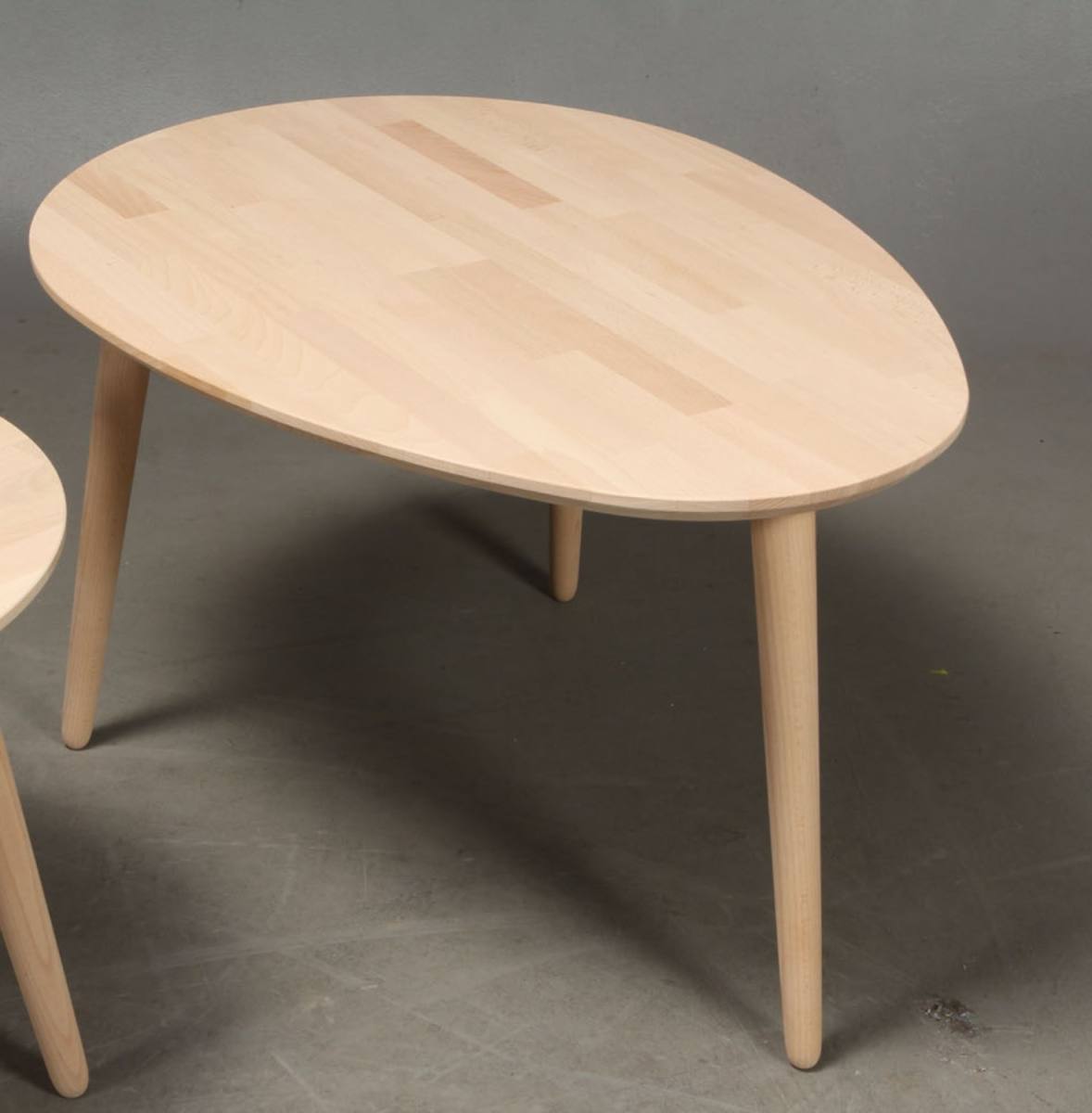 CT 10 - Sofabord i massiv bøg med dråbeform og størrelse 74 x 55 cm, produktbillede 2 af 24, Nordisk design hos HomeNordic