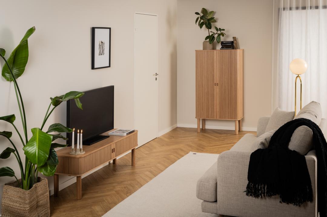 ACT NORDIC Langley TV-bord, m. lamelfront og 2 skydelåger, produktbillede 4 af 4, TV-borde hos HomeNordic