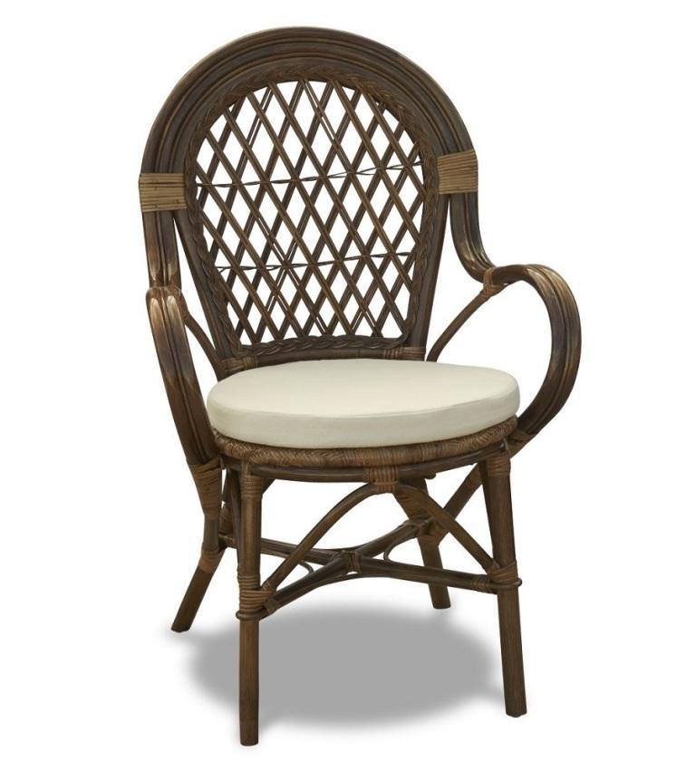 Capri kurvestol brun natur rattan med armlæn og hvid hynde. hos HomeNordic