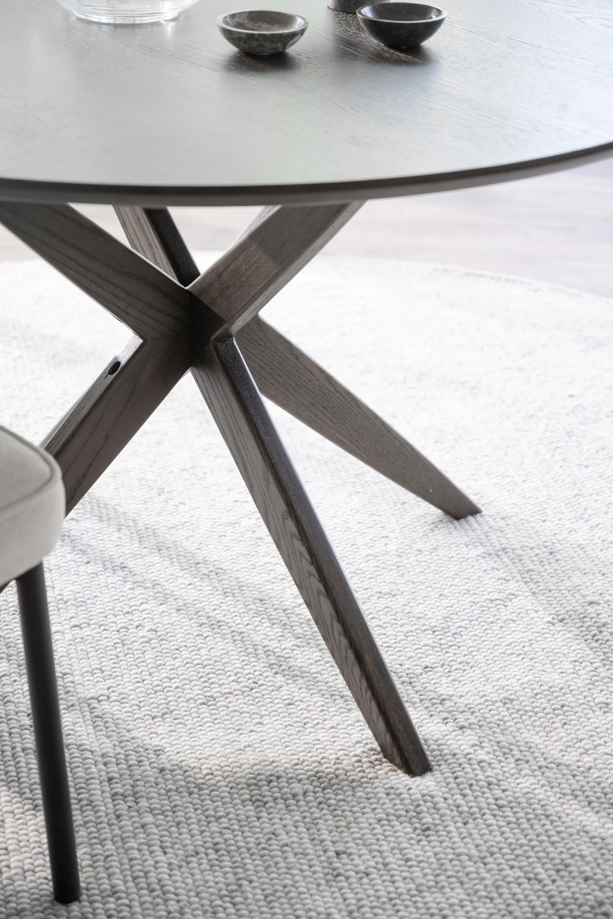 ROWICO Calverton spisebord, rund, produktbillede 3 af 8, Spiseborde hos HomeNordic