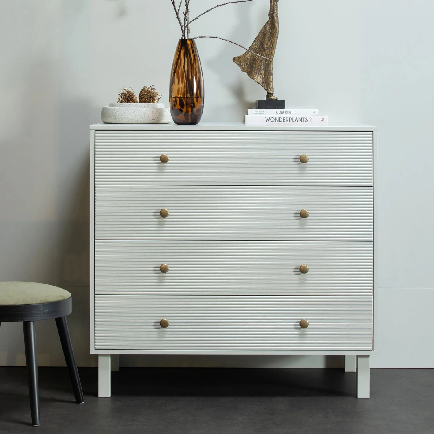 WOOOD - Madu Kommode Fyr Cloud Grey FSC, produktbillede 2 af 8, Kommoder hos HomeNordic