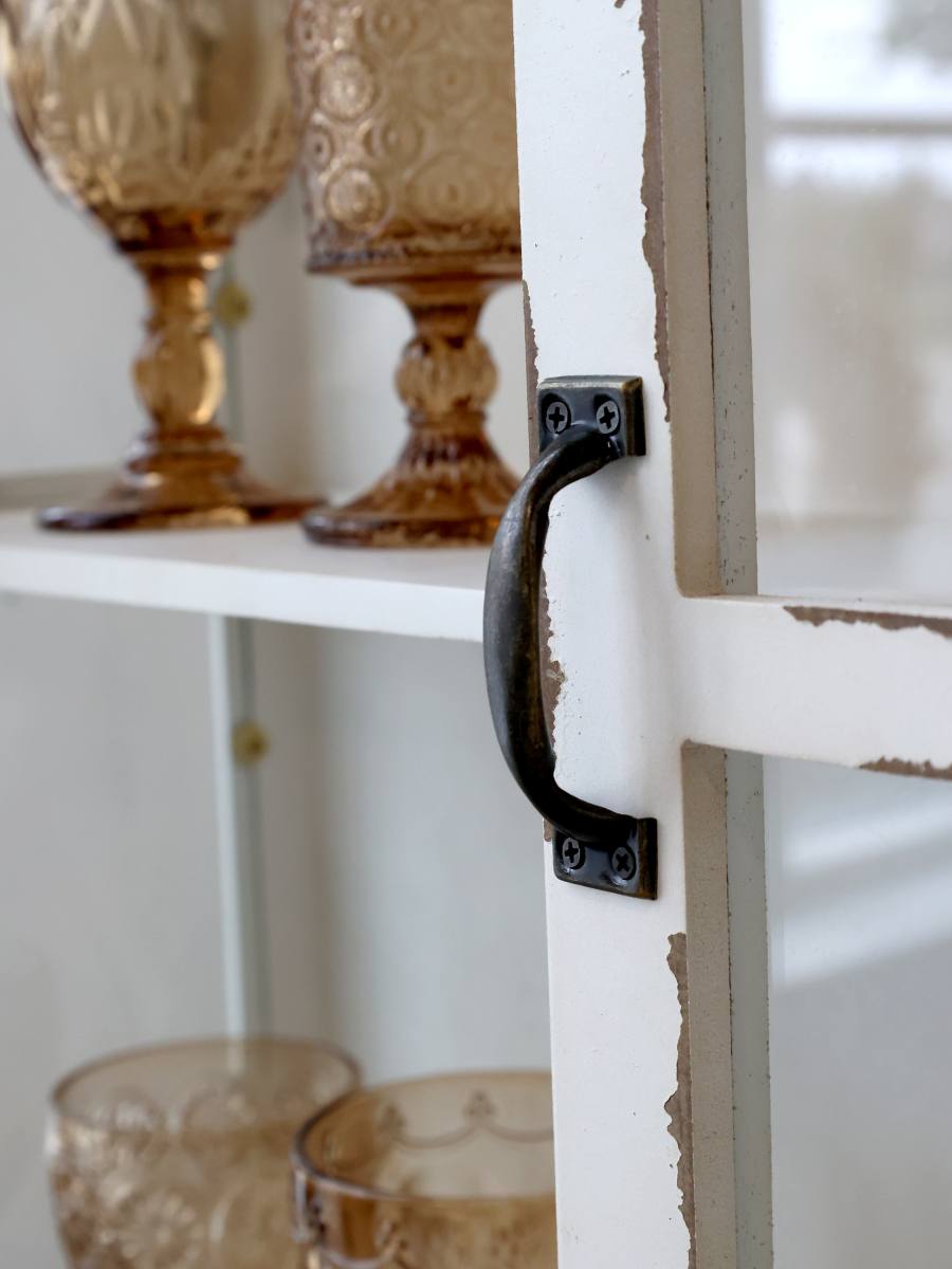 CHIC ANTIQUE VÆKSKAB M/2 LÅGER /GLAS CREME, produktbillede 6 af 7, Vitrineskabe hos HomeNordic