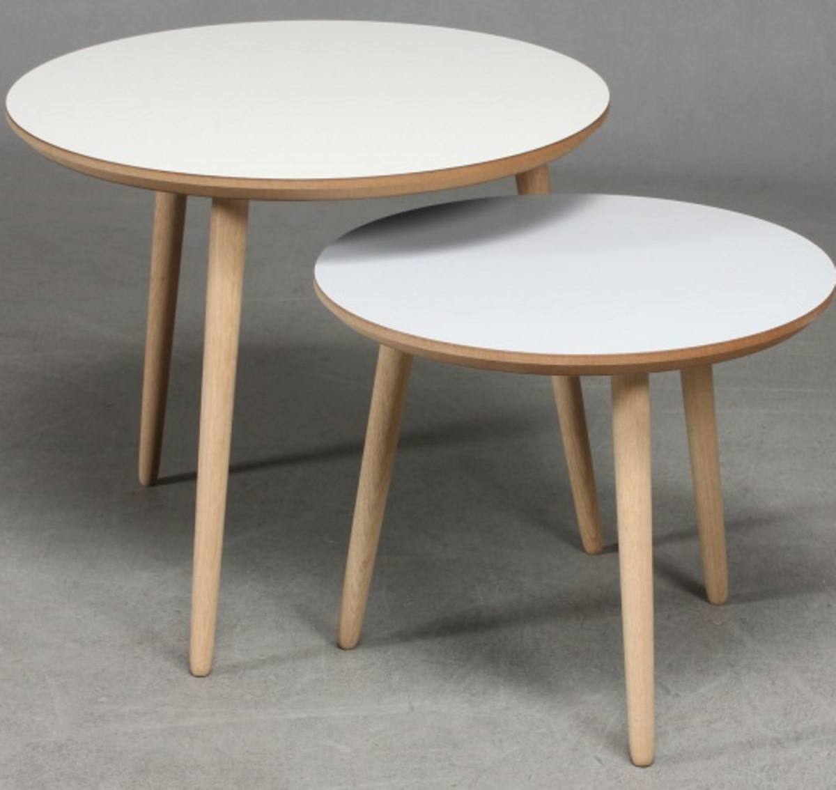 CT 20 - Sofabord i hvid laminat med ege ben, vælg mellem 4 størrelser, Nordisk design hos HomeNordic