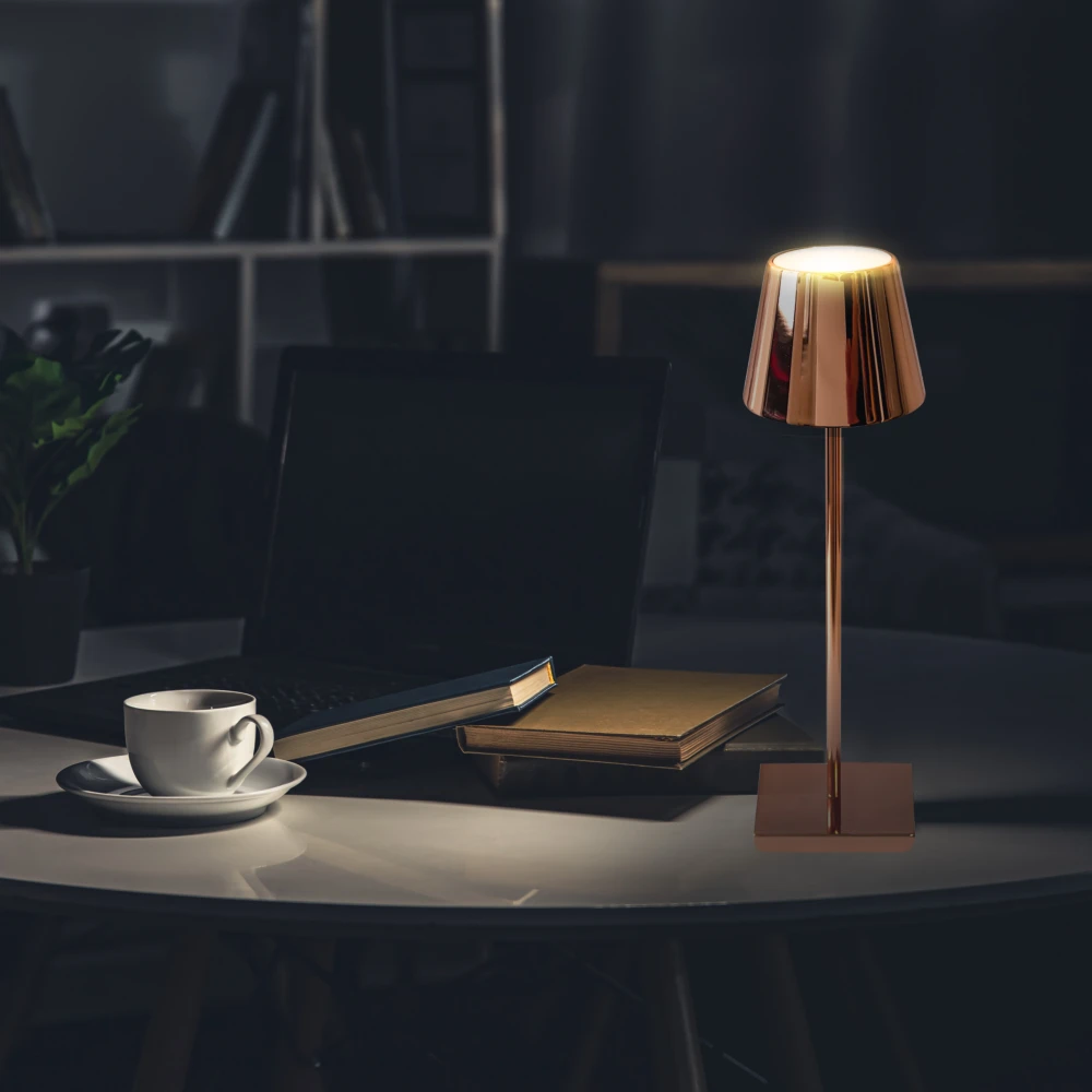 3W genopladelig LED bordlampe, guld, Bordlamper hos HomeNordic