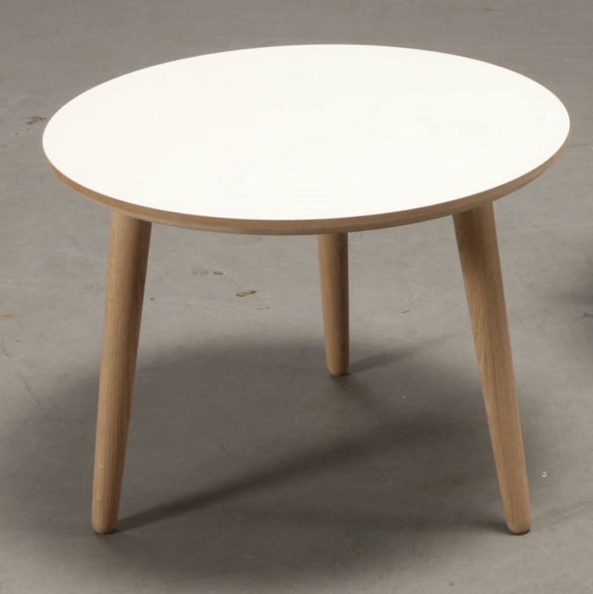 CT 20 - Sofabord i hvid laminat med ege ben, vælg mellem 4 størrelser, produktbillede 3 af 14, Nordisk design hos HomeNordic