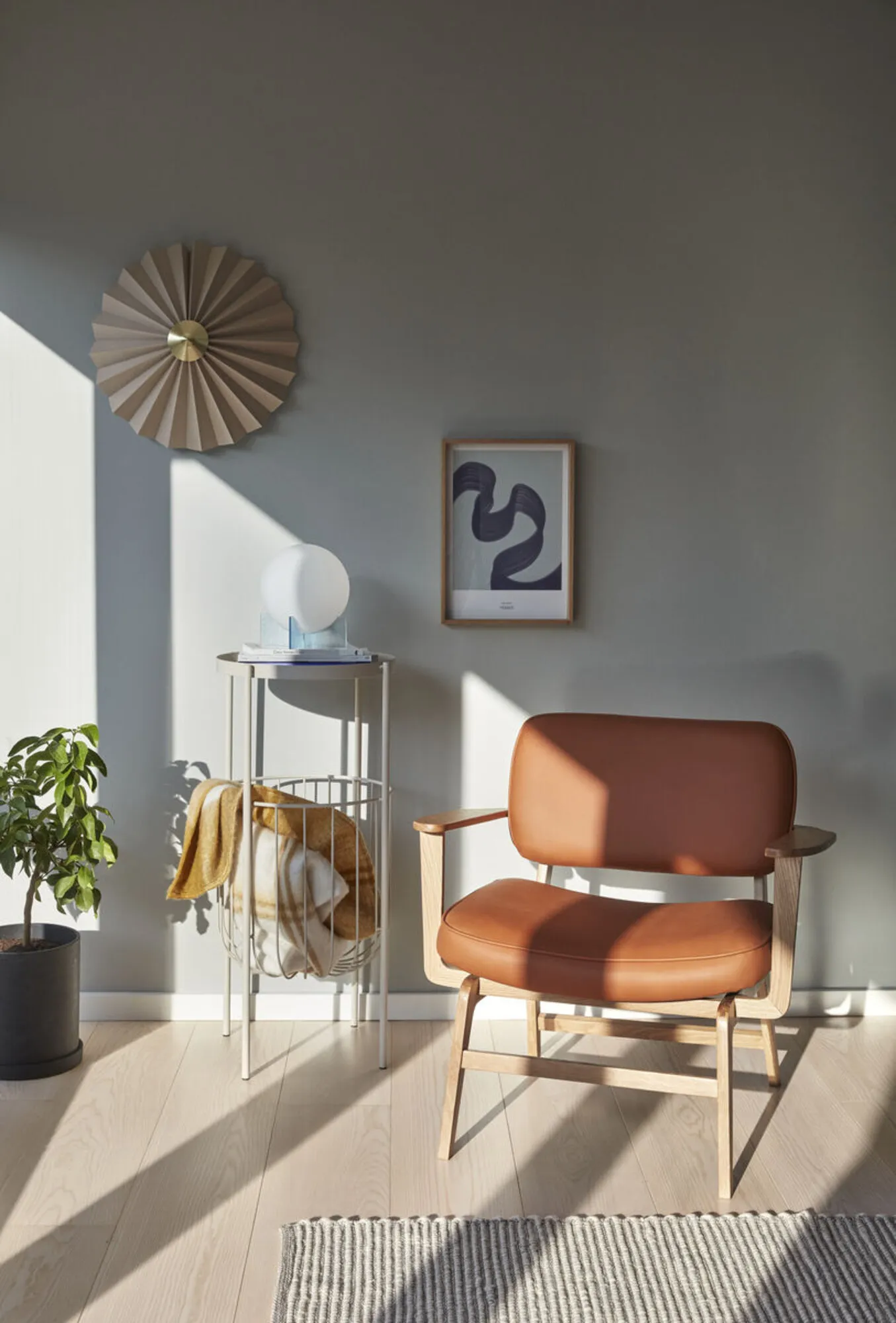 Haze - Loungestol i natur/brun microfiber/egetræ, produktbillede 2 af 5, Lænestole hos HomeNordic