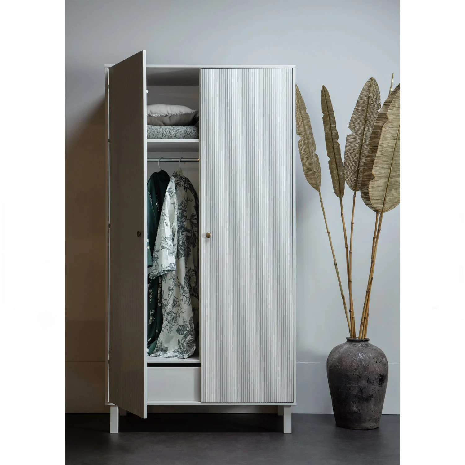 WOOOD - Madu Garderobeskab Fyr Cloud Grey FSC, produktbillede 3 af 10, Garderobeskabe hos HomeNordic
