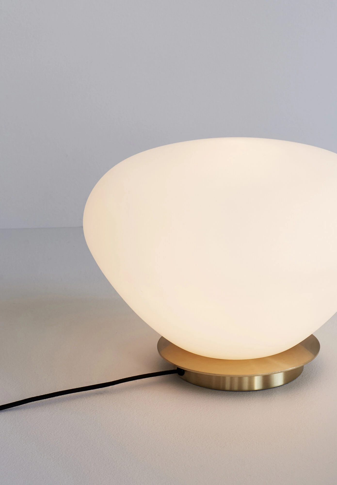 Bean - Bordlampe, i Hvid/Messing Glas, produktbillede 2 af 2, Bordlamper hos HomeNordic