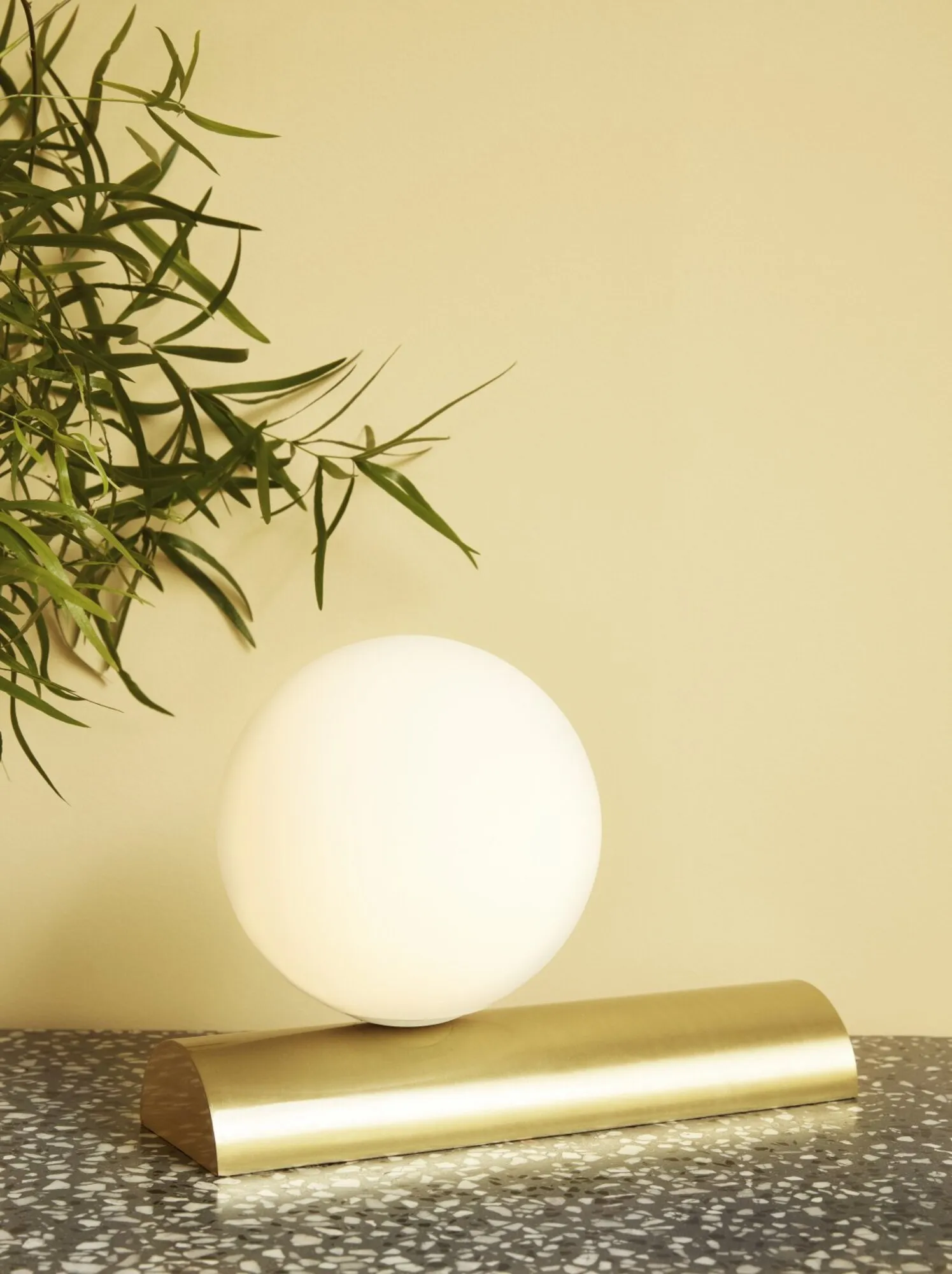 Balance - Bordlampe, i Messing/Opal Messing,Glas,Metal, produktbillede 3 af 3, Bordlamper hos HomeNordic