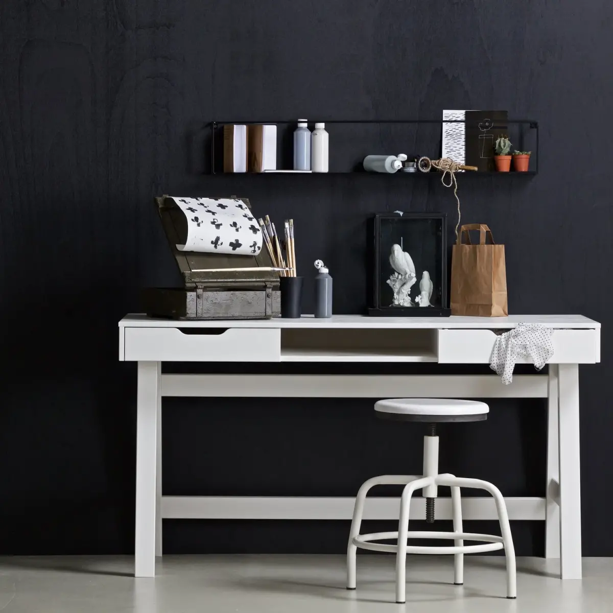 WOOOD - Nikki Skrivebord Fyrretræ Hvid FSC 75x140x62 cm, Skriveborde hos HomeNordic