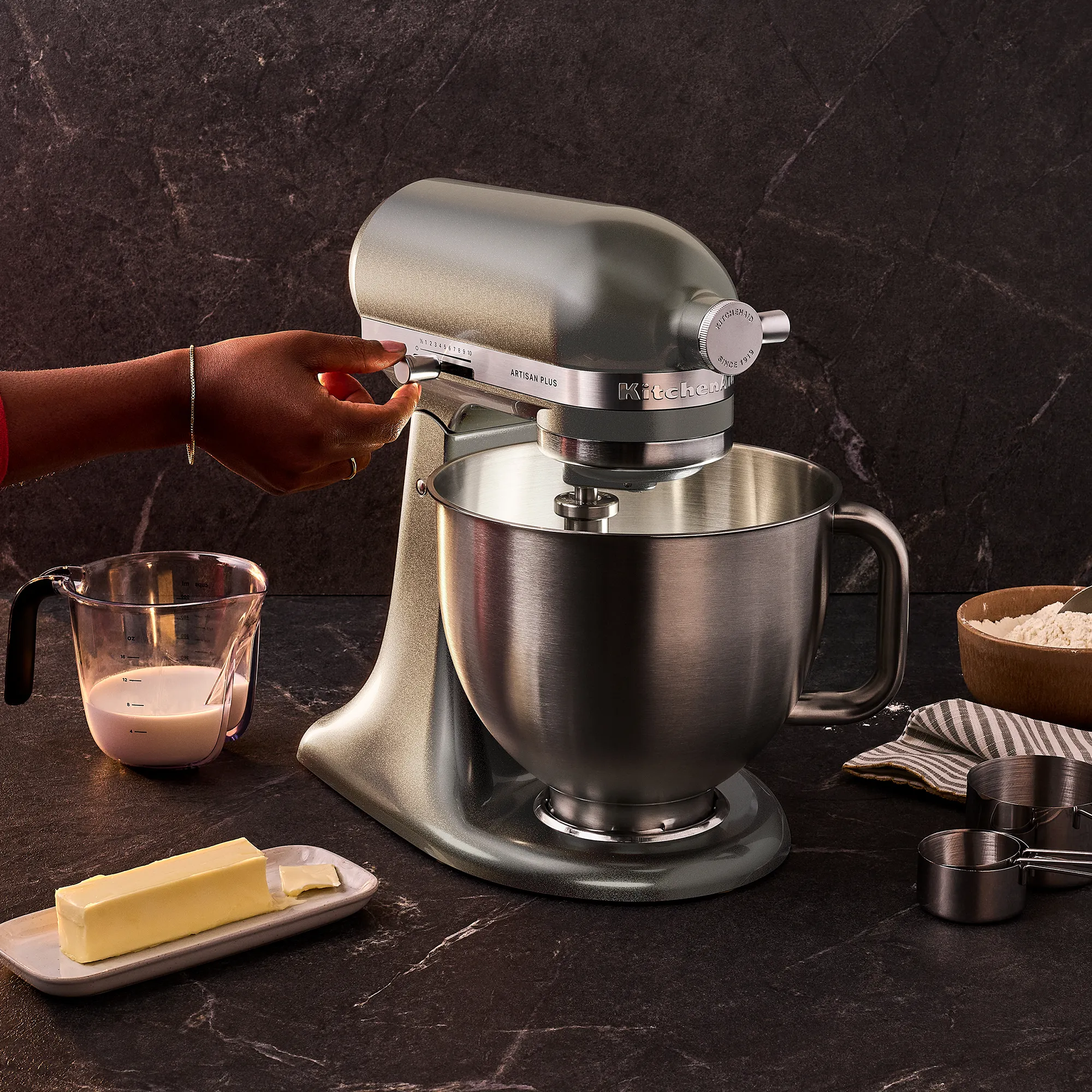 Artisan Plus køkkenassistent 4,7 liter, medallion silver, produktbillede 4 af 5, Røremaskiner hos HomeNordic