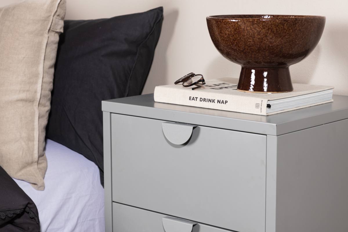 VENTURE DESIGN Piring sengebord, m. 2 skuffer, produktbillede 11 af 14, Sengeborde hos HomeNordic